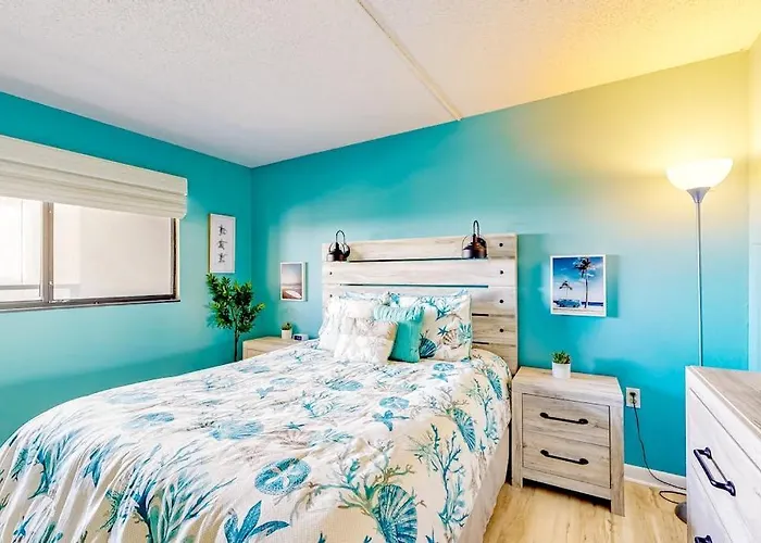 Holiday home Captivating Beachfront With Balcony Views Pools Gym & Tennis Court