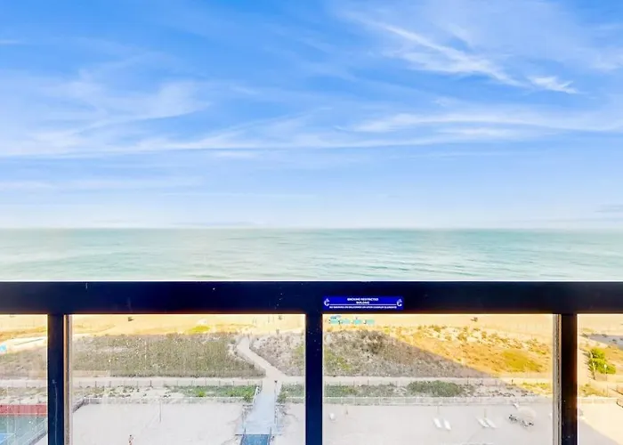 Captivating Beachfront With Balcony Views Pools Gym & Tennis Court Holiday home *