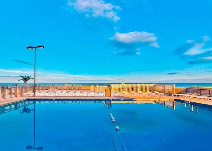 Holiday home Captivating Beachfront With Balcony Views Pools Gym & Tennis Court