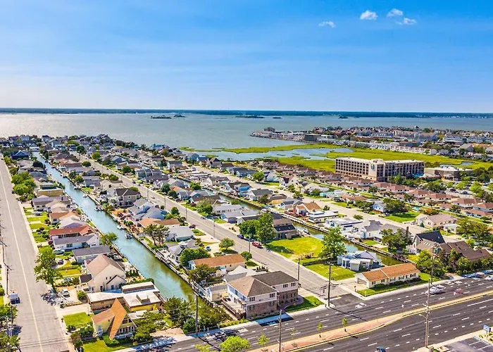 Captivating Beachfront With Balcony Views Pools Gym & Tennis Court Holiday home Ocean City